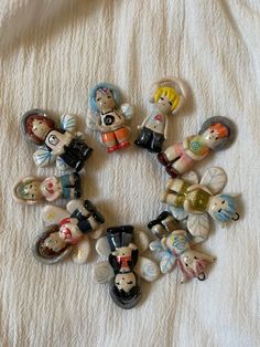 there are many small figurines arranged in the shape of a circle on top of a bed