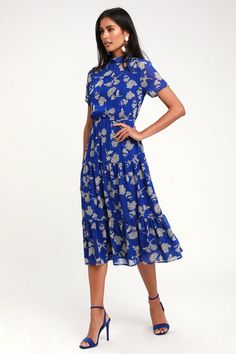 Royal Blue Floral Print Dress - Midi Dress - Short Sleeve Dress Midi Dress Wedding Guest, Blue Floral Midi Dress, Dresses By Pattern, Mode Casual, Floral Print Midi Dress, Looks Black, Midi Short Sleeve Dress, Blue Floral Print, Wedding Guest Dress Summer