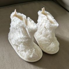 Old Navy Size 3 6-12months White Soft Baby Slipper Booties Nwot. Velcro Inner Ankles. White Non-slip Round Toe Boots, White Non-slip Closed Toe Boots, White Soft Sole Slippers For Winter, White Non-slip Slippers For Playtime, Non-slip White Winter Boots, White Non-slip Winter Boots, Comfortable Non-slip White Booties, Winter White Booties For Playtime, White Winter Booties For Playtime