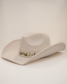 Add a touch of western glam to your outfit with our Cream Floral Embroidered Strap Cowboy Hat! This cute white cowboy hat features a strap embroidered with pretty flower details and pairs well with virtually anything. White Western Felt Hat For Kentucky Derby, White Western Felt Hat For The Beach, White Flat Brim Felt Hat For Country Events, White Felt Hat With Curved Brim For Rodeo, White Felt Hat With Flat Brim For Country Events, White Flat Brim Felt Hat For Spring, White Spring Felt Hat With Short Brim, White Adjustable Felt Hat With Curved Brim, White Adjustable Curved Brim Felt Hat