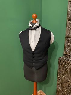 A classic waistcoat from around 1900s / 1910s. The waistcoat is in perfect condition. It should only be taken to the dry cleaner once. Dimensions: Chest: 49 cm Waist: 47 cm Shoulders: 38 cm Back: 47 cm Measurements are taken plain from left to right. Shirt, collar and bow tie are not included. Sold, as always, to the exclusion of any guarantee or withdrawal - since private. All information is made to the best of my knowledge. Classic Tailored Vest With Buttons, Elegant Formal Vest With Buttons, Classic Nehru Jacket With Suit Collar For Semi-formal Occasions, Formal Fitted Three-piece Suit With Vest, Classic Semi-formal Blazer With Vest Details, Formal Tuxedo Style Sleeveless Vest, Classic Semi-formal Suit With Vest, Formal Tuxedo Style Vest, Sleeveless Tuxedo Vest For Formal Events