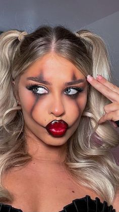 Halloween Makeup For Blondes, Halloween Idea Make Up, Black Clown Halloween Costume, Scelotin Makeup Tutorial, Halloween Quick Costumes, Clown Costume Hair, Halloween Vampire Makeup Easy, Clown Halloween Makeup Easy, Halloween 2024 Makeup