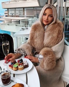 Fox Fur Coat Outfit, Girls Fur Coat, Fabulous Fox, Alpaca Coat, Fur Coat Fashion, Fur Collar Coat, Exotic Fashion, Collar Coat, Fur Coats Women