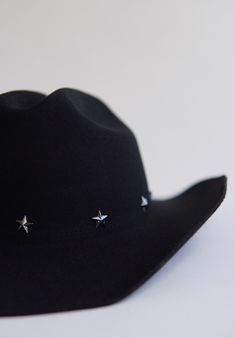 Time to get your howdy on. 100% black Australian wool, paired with an ultra stiff brim. Whether you're searching for stars on the streets of Nashville, or relaxing under them in Jackson Hole, the Dolly is the perfect way to upgrade your look. Adjustable- Velcro drawstrings under interior band. To perfect/downsize the fit up to 2cm. ﻿More photos below Black Western Hats For Women, Yeehaw Outfits, Womens Western Hats, Texas Sun, Winter Headwear, Black Cowboy Hat, Black Cowgirl, Coast Style, Felt Cowboy Hats