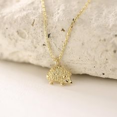 Diese niedliche Igel-Halskette aus 14k Gold steht für Schutz und Neugierde. Es ist ein perfektes Alltagsstück oder ein nachdenkliches Geschenk, das symbolisiert, wie selbst die kleinsten Wesen sich großen Herausforderungen stellen können. Trage es als Erinnerung an Widerstandskraft und Stärke in den kleinen Dingen. ❥ HALSSCHMUCK ◦ Material: Hochwertiges 14K Gold (sowohl Anhänger als auch Kette ◦ Das Model trägt eine 16,5 Zoll große Tasche. ◦ Verfügbare Goldfarben: 14K Roségold / 14K Gelbgold / 1 Hedgehog Necklace, Big Challenges, Gold Animals, Animal Necklace, Memorial Necklace, Gold Colors, Pet Necklace, Sleek Fashion, Minimalist Necklace