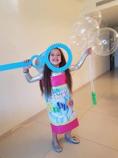 21 Creative DIY Halloween Costume Ideas | 320 * Sycamore Bubble Costume Diy, Creative Kids Halloween Costume, Bottle Costume, Bubble Costume, Halloween Crafts For Kids To Make, Creative Halloween Costumes Diy, Clever Halloween, Bubble Bottle, Bubble Wand