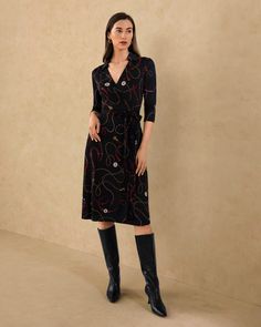 Ultra-feminine and undeniably chic, the Louisville Print Trench Dress is the definition of everyday elegance. An equestrian-inspired black chain print is a timeless classic perfect for adding a touch of luxury to your fall wardrobe. The figure-flattering A-line silhouette features a waist-tie for cinching at the waist, and is beautiful on all figures. A must-have for fall, this trench dress can be styled for the office, an upscale date-night or a casual weekend outing. Silk Clothes, Trench Dress, Elegant Scarves, Printed Silk Shirt, Silk Shirt Dress, Everyday Elegance, Silk Dress Long, Ultra Feminine, Casual Weekend