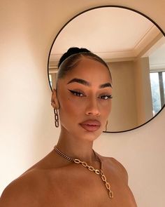 Gym Makeup Looks Workout Hair, Dess Dior Makeup Looks, Workout Makeup, Editorial Makeup For Dark Skin, Runway Makeup Black Models, Editorial Makeup Black Model, Romantic Makeup, Classy Makeup, Soft Makeup Looks