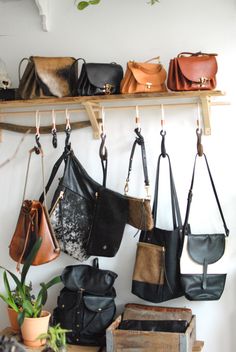 This is cute then add basket on top Boho Japandi, Boutique Store Displays, Thirty One Purses, Diy Coat Rack, Leather Bag Design, Purse Storage