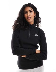 Huvtröjor & Sweatshirts från The North Face Lätt att bara slänga på sig Hög krage/ringning Halv dragkedja Broderad logga på bröstet och ryggen Regular fit/normal passform