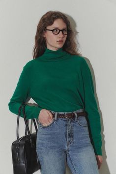 Dunst unisex essential knit turtleneck raglan sweater in green.    cam is 5'4" and wearing a size s.     measurements:    - s: length 20.1in sleeve 33.1in chest 21.3in armhole 8.1in.  - m: length 23.2in sleeve 33.9in chest 23.6in armhole 8.7in.  - l: length 24in sleeve 34.6in chest 24.4in armhole 9.1in.    acrylic 69% wool 25% cashmere 6%.    udsw3d221e2    pipe and row Green Fitted Casual Turtleneck, Green Turtleneck Top For Fall, Fall Green Turtleneck Top, Green Long Sleeve Turtleneck For Spring, Green Knit Turtleneck Top, Classic Green Long Sleeve Sweater, Casual Green Turtleneck Sweater, Casual Green Turtleneck For Fall, Green Casual Turtleneck For Fall