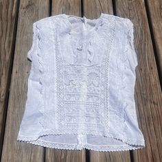 Beautiful vintage Edwardian style floral lace top. Overall great condition. Does have a very tiny repair near the collar where it looks like they used an off white thread instead of pure white. Semi sheer, lightweight. Buttons on the back of shirt. No brand or sizing. Measures 17" pit to pit and 21" nape to hem. Casual White Lace Patchwork Top, Casual White Tops With Lace Patchwork, Casual White Top With Lace Patchwork, Casual Short Sleeve Blouse With Lace Collar, Short Sleeve Lace Top For Summer, Bohemian Spring Lace Top With Short Sleeves, Bohemian Short Sleeve Lace Top For Spring, Casual Blouse With Lace Collar And Short Sleeves, Casual Lace Blouse With Short Sleeves