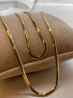 "14k Gold Herringbone Necklace, 18\",3.50 mm , 9.34 gr 14k Gold Herringbone Necklace, 19.5\",3.50 mm , 10.23 gr 14k Gold Herringbone Necklace, 21.5\",3.50 mm , 11.24 gr 18k Gold Herringbone    Necklace,19.5\" ,2.60 mm , 7.76 gr  18k Gold Herringbone    Necklace,18\" ,2.60 mm , 7.160gr 18k Gold Herringbone  Necklace,16\",2.60mm , 6.36 gr 100% Real Gold Necklace Flat Snake Necklace - Herringbone Charm - Gold Snake Charm - Traveler Herringbone Pendant ▪️ A beautiful herringbone necklace made out of 18K Solid Real Gold. Available only in yellow gold! Premium lobster Hook for added safety! Priced to sell! Compare our prices to other similar sellers! Arrives in a GIFT BOX and includes FREE SHIPPING within the USA and Canada. International shipping is available at the most economical rates on ETS Gold Herringbone Necklace, Real Gold Necklace, Real Gold Chains, Playstation Controller, Herringbone Necklace, Snake Chain Necklace, Necklace For Her, Snake Necklace, Solid Gold Chains