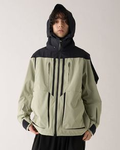 ・GORE-TEX PROを使用したジャケット。・袖の振りと可動域を意識したBLKらしい複雑な切替デザイン。・衿はファスナーによるフード収納タイプ。・ポケットは膨らみがでるように操作したアコーディオンマチ。・表地は摩耗耐久性に優れた70デニールナイロン平織を採用したGORE-TEX PRO PRODUCTS。・裏地は軽量と摩耗耐久性に優れた織物のマイクログリッドバッカーを採用。・リラックスシルエット。着用モデル H：180cm 着用サイズ：2 Switch Design, Caddy Bag, Gore Tex Jacket, Hoodie Vest, Woven Fabrics, Sweat Hoodie, Golf Polo Shirts, Denim Coat, Head Covering