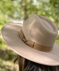 Beige Fedora Hat For Fall, Trendy Hats For Kentucky Derby, One Size Fits Most, Chic Wide Brim Felt Hat For Kentucky Derby, Trendy Fedora For Kentucky Derby, Chic Adjustable Felt Hat For Kentucky Derby, Trendy Brimmed Fedora For Kentucky Derby, Chic Fedora Hat Bands For Winter, Chic Flat Brim Felt Hat For Kentucky Derby, Chic Beige Wide Brim Fedora