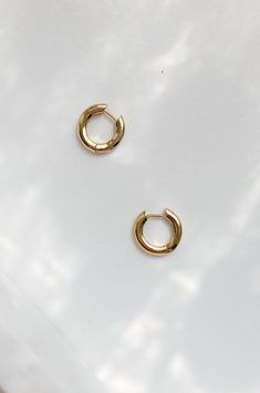 The chic huggie hoop are dipped in 14k gold and are hypoallergenic. They feature a minimalistic semi-thick round circle hoop. #huggiehoops #huggiecharm #huggies #huggieearrings #14karatgold #huggiechainearrings #huggieearrings #14kgoldhuggie #14kgoldhuggiehoops #14kgoldhuggieearrings #14kgoldearrings ##huggiehoops #daintyhoops #simplehoops #modernhoops #hypoallergenicjewelry #hypoallergenicearrings #stylelookbook #chictrends #chicstyle #chicjewelry #tumblrstyle Minimalist Boutique, Tiktok Jewelry, Hexagon Sunglasses, Gold Huggie Earrings, Huggie Earrings Gold, Feminine Women, Trendy Boutique, Classy Fashion, Gold Circle