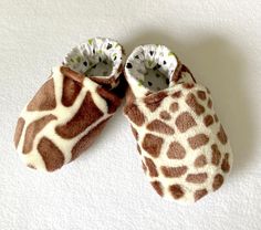 Perfect gift for a surprise or a baby's birthday. a pair of fleece slippers "giraffe fur patterns" and interior lined "cotton" here in size 20 (in the photo). the outer sole is in suede, which allows baby not to slip on the floor. They are elasticated at the ankle and protect baby's feet by leaving him free to move. I can offer them lined in fleece, do not hesitate to contact me. Giraffe Slippers, Fleece Slippers, Baby Protection, Baby Slippers, Crib Shoes, Shoes Booties, Baby Birthday, Size 20