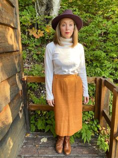 Lovely vintage women's skirt! Burnt orange / pumpkin color 100% silk midi skirt with back zipper and button closure. Natural woven fabric ( has some nubs ) the quality is beautiful! A vintage size 10 by Mr. Leonard. Fits true in my opinion. Fully lined and in unworn condition with the little black fabric content tag still attached to the front of the skirt. Has pockets as well. Measured lying flat and in inches. Waist - 15 in Hips - 21 in Length - 26.5 in Skirt For Fall, Sarah White, Skirt Office, Silk Midi Skirt, Office Skirt, Orange Spice, Pumpkin Colors, Langer Rock, Vintage Rock