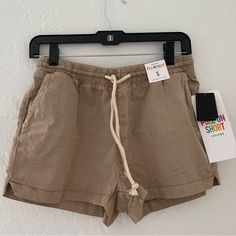 Brand New With Tags. No Flaws Or Wear. Casual Khaki Shorts For Day Out, Casual Brown Shorts For Vacation, Casual Brown Shorts For Beach Season, Short Celebrities, Pink Pull, Celebrity Pink Jeans, Retro Jeans, Pull On Shorts, Cuffed Denim Shorts