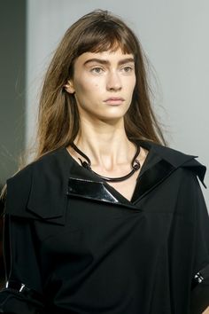 Acne Primavera/Verano 2014 Short Bangs Square Face, Short Fringe Long Hair, Micro Bangs Hairstyle, Micro Bangs With Long Hair, Short Fringe Bangs, Edgy Fringe, Short Hair Fringe, Mini Fringe