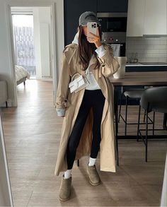 Trench Coat Outfit With Uggs, Cosy Outfits Winter, Rainy Travel Outfit, Outfit Ideas 2024 Winter, Outfit Ideas Uggs, Buty Ugg, Ugg Outfits, Full Outfits, Best Winter Outfits