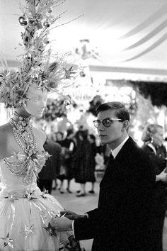 A young Yves Saint Laurent adjusting a dress the day before his first show for Christian Dior, photographed for the February 1958 issue by Inge Morath. Inge Morath, Christian Dior Designer, Anniversary Books, Parisienne Chic, Dior Designer, Vintage Vogue, 1950s Fashion, Audrey Hepburn