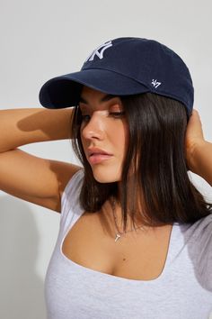 No bad hair days here! Finish off your OOTD with the 47 Brand Clean up Cap now available at Garage! Sport the iconic NY logo with all your most 'gram-worthy looks. - Garment Washed Cotton - Unstructured, relaxed fit - Curved bill - Embroidered front logo - Adjustable pull-through back fabric strap - Imported Backwards Hat Outfit, Dresses With Ankle Boots, La Baseball Cap, Womens Ball Caps, Backwards Hat, Baseball Hat Outfit, Ny Hat, Dodgers Girl, Baseball Cap Outfit