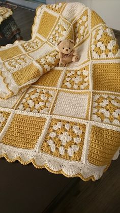 Manta de crochet! Crocheted Blanket, Crochet Bedspread Pattern, Crochet Blanket Designs, Crochet Bedspread, Crochet Design Pattern, Crochet Quilt, Afghan Blanket, Crochet Throw