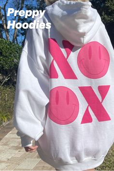 Pin these preppy hoodies to your favorite board! Hoodies For Teens, Trendy Hoodies, O Logo, Sweatpants Set, Sweatshirts Online, Pullover Designs, Mode Vintage, White Hoodie, Hoodie Design