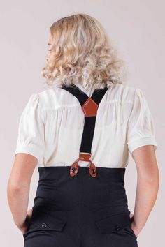 Classic unisex suspenders that require pants with suspender buttons (which most of our pants have, on either inside or outside). If you’re a bit nifty, you can also easily attach buttons to the waistband of your favorite vintage pants too! Made from firm elastic ribbon in black, high quality faux leather in cognac brown and details in antique brass finish. Adjustable for optimum fit. Classic Fitted Belts And Suspenders With Adjustable Straps, Classic Belts And Suspenders With Adjustable Straps For Work, Brown Adjustable Belts And Suspenders, Fitted Vintage Brown Belts And Suspenders, Elastic Ribbon, Suspender Pants, Vintage Pants, Suspenders, Vintage Stil