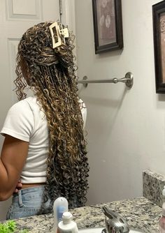 #braids #braidedhairstylesforblackwomen #hairstyles #hair #bohemianboxbraids #goddessboxbraids Braided Hairstyles Highlights, Claw Clip Goddess Braids, Goddess Braids With Skunk Stripe, Black And Honey Brown Boho Braids, Skunk Stripe Boho Braids, Goddess Braids With Highlights, Calico Braids, Box Braid Updo Hairstyles, Long Twist Hairstyles