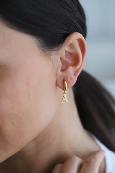 --LosAngelesMinimalist-- Letter Earring, Minimalist Earrings, Huggie Hoop Earrings, Gold Plated Earrings, Initial Earring, Everyday Earrings, Personalized Earring Please write down the initial you want to finalize the order. It offer an easy usage and will hold up long times due to the material choice and production quality. The earrings comes in pairs. Material: High-Quality Solid 925 Sterling Silver Finish: Gold, Silver, Gold Rose The earring is finished with either 14K gold fill, rose gold fi Minimalist Personalized Drop Earrings, Personalized Minimalist Drop Earrings, Personalized Minimalist Dangle Earrings, Simple Huggie Earrings For Gift, Interlocking Circle Necklace, Earring Minimalist, Mom Ring, Letter Earrings, Initial Earrings