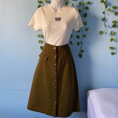 Super Beautiful Under Knee Skirt. Eight Buttons In Front Really Good Quality! Cute Floral Skirts, Knee Length Skirt Outfit, Straight Skirt Outfits, Knee Length Skirts Outfits, Army Skirt, Postpartum Clothes, Character Fashion, Post Partum Outfits, Knee Length Skirts