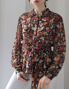 Vintage Floral blouse in a soft silk chiffon, with two long ribbons on the waist. So special 🌸 Made in Italy Shoulder to shoulder 39 cm Wais 38 cm (x2) Lenght 59 cm Tag size 44 Italian, fits a range of size from 6 to 8/10 uk. Excellent vintage conditions. Model's size 6 uk, h 163 cm. Floral Print Chiffon Party Blouse, Floral Print Chiffon Blouse For Party, Chiffon Floral Print Party Blouse, Chic Multicolor Chiffon Blouse, Spring Chiffon Blouse With Tie Neck, Spring Chiffon Tie Neck Blouse, Italian Fits, Vintage Floral Blouse, 90s Calvin Klein