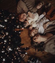 In Home Family Christmas Photos, Family Photography Christmas, Home Christmas Photoshoot Family, New Year Family Photo Ideas, Christmas Family Poses, New Year Family Photoshoot, Family Of 4 Christmas Photos, Christmas Family Photos At Home, Holiday Photoshoot Family