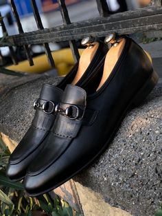 Production : AUTUMN - WİNTER 19 / 20 Products : Buckle detail with classic leather shoes black Shoes color : Black Shoes material : Calf-leather inner lining : calfskin liningshoes sole : %100 Leather Package included : Shoes Available size : 40-41-42-43-44 Formals For Men, Black Kilt, Black Loafers Men, Code Black, Loafers Online, Shoe Tags, Black Loafers, Shoes Collection, Black Leather Shoes