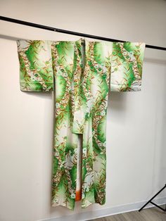 Vintage authentic Japanese kimono. Casual komon kimono. Click the link to learn more "About Kimono". *Obi and accessories sold separately. Availability may vary between the store and online, Please feel free to call the store to confirm stock. Size: One size only. Condition: Clean but has some stains (see images). Material: 100% polyester. Handmade in Japan. One of a kind. A B C D E F 64cm 55cm 41cm 163cm 60cm 60cm Ref #: 1002-23 White Kimono For Tea Ceremony In Spring, White Kimono For Spring Tea Ceremony, Green Kimono With Kimono Sleeves For Tea Ceremony, Traditional Green Kimono For Spring, Green Long Kimono With Floral Print, Long Green Kimono With Floral Print, Green Long Floral Print Kimono, Long Green Kimono For Spring, Long Green Floral Print Kimono