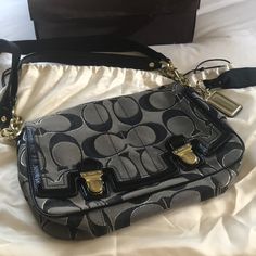 Coach Purse - Black & Grey W/ Gold Hardware And Accents - Can Be Used As Shoulder, Arm, Or Longer Strap For Messenger - Never Used - With Box And Bag This Us Such A Beautiful Bag And Perfect Size!!! Just Never Used Gucci Vintage Bag, Inside My Bag, Dream Bags, Luxury Bags Collection, Baddie Fits, Vintage Coach Bags, Girly Bags, Bags Coach, Fancy Bags