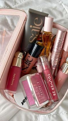 Preppy Makeup, Miranda Priestly, Makeup Bag Essentials, Sephora Skin Care, Makeup Needs, Devil Wears Prada, Makeup To Buy, Luxury Makeup