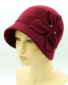 One of the most important components of a successful headdress in this season is the combination of style and comfort. This model cloche hat does not lose its popularity among women regardless of age. A classic hat with amazing decor harmoniously fits into any look. The model is made of wool, has small straight margins, and luxurious decoration, which succinctly emphasizes the individuality of the accessory. Mens Newsboy Hat, Flapper Cloche, Vintage Hat Boxes, Flapper Era, Vintage Style Hat, Flapper Hat, Womens Hat, Winter Vintage, Classic Hats