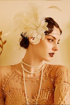 Roar back 100 years to unprecedented golden 20s with this headband, which perfectly create an elegant and sophisticated Gatsby style. Features: High quality crystal, beads and feather Adjustable ribbon band Gold rhinestones chain Flower sequin decoration Flapper Hair Chain, Costume Jewelry Of The 1920s, Modern Gatsby Accessories, 1920s Headband Evening, Luxury Vintage Formal Headpieces, Flapper Costume Ideas, 1920s Hair Accessories, Look Gatsby, Roaring Twenties Party