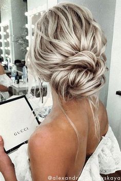 Mises à jour rapides et faciles: 3 superbes styles de bricolage Low Bun Wedding Hair, Cute Prom Hairstyles, Nurse Hairstyles, Prom Hairstyles For Short Hair, Best Wedding Hairstyles, Wedding Hair Inspiration, Low Bun, Hair Up Styles, Penteado Cabelo Curto