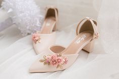 Floral Wedding Shoes, Luxury Wedding Shoes, Heels Flower, Flower Wedding Shoes, 1940s Shoes, Wedding Shoes Sandals, Ivory Wedding Shoes, Casual High Heels, Bridal Sandals