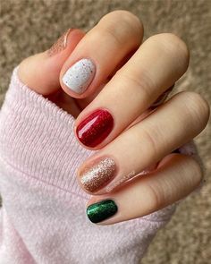 Get Classy Christmas Nail Art Designs This Year For A Festive Look! Christmas Skittle Nails, Christmas Nails No Design, Septiembre Nails, Holiday Nails Easy, Christmas Nail Colors, Magic Fingers, Green Nail