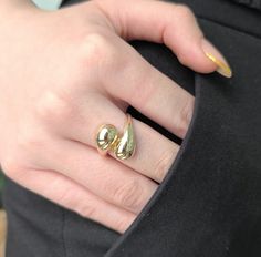 🌼Features ⭐️ Gram: 3.75 gr(approximate weight) 💍 Size: 8 Us ⭐️ Production Method:Hand Made.Hand made Polish ⭐️ 14 K (0,585) in gold ⭐️ Special Gift Box ⭐️ Like all precious jewels,it comes in its own gift box. ⭐️ Can include a little gift note  ⭐️ The Gold Body Of The Rings is Polished By Hand. Minimalist Pear-shaped Yellow Gold Rings, Yellow Gold Teardrop Rings, Teardrop Yellow Gold Ring, Gold Pear-shaped Rings, Ring For Wife, Drop Ring, Gold Bodies, Teardrop Ring, Precious Jewels