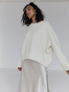 From casual outings to cozy evenings at home, these sweaters effortlessly transition between occasions. Pair them with jeans for a laid-back look or dress them up with accessories for a more polished ensemble. Oversized Pullover Sweaters, Sweater Streetwear, Oversized Sweater Women, Pull Oversize, Solid Color Sweater, Solid Sweaters, Mode Casual, Estilo Chic, Knitwear Fashion