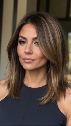 Modern Mom Haircuts with Side Part 35 Cute Mom Haircuts, Bouncy Layers, Mom Haircuts, Trending Hair, Kadeřnické Trendy, Crown Hair, Edgy Short Hair, Haircuts For Curly Hair