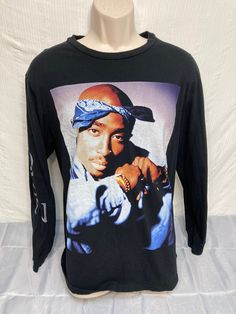 A terrific 2Pac long sleeve unisex T-shirt. Features a great full size image of 2Pac. Size XL. Approx chest size 44" Top of collar to bottom of shirt 24" sleeve length 19". Very nice condition! 90s Graphic Print Long Sleeve T-shirt, Long Sleeve Graphic Print T-shirt For Streetwear, Long Sleeve T-shirt With Graphic Print In Relaxed Fit, Long Sleeve Relaxed Fit Graphic T-shirt, Hip Hop Long Sleeve Cotton Tops, Urban Long Sleeve T-shirt For Streetwear, Long Sleeve Hip Hop T-shirt For Streetwear, Band Merch Long Sleeve T-shirt For Streetwear, Long Sleeve Band Merch T-shirt For Streetwear