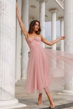 50+ Hoco Dresses That Are Sure To Stun; pink dress outfit! This includes unique hoco dresses short, cute hoco dresses, hoco dresses Inso, hoco dress tight, hoco dresses 2022, hoco dress short, hoco dress ideas, hoco dresses aesthetic, homecoming dresses 2022, homecoming dresses short, homecoming dress ideas & more! This also includes formal dresses, hoco dress unique, homecoming dresses senior, homecoming dresses pretty, semi formal dress & more! #hocodresses #homecomingdresses #hocodressescute Yemen Clothing, Gonna In Tulle, Tulle Midi Dress, Prom Midi Dress