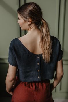 "A pretty linen crop top with an open back with buttons and an oval neckline. Loose and with short sleeves- the perfect top for hot summers! Choose from 15 colors and 6 sizes. * ABOUT This listing is for 1 LISA linen crop top, open back with buttons Medium-weight linen (approx. 190 gsm) Made from 100% certified European linen (OEKO TEX certified) Stone washed for maximum softness Available in XS, S, M, L, XL, XXL Available in 15 colors * SIZES AND COLORS IN THE PICTURES Model Rasa is 168cm/5'5\" and wearing charcoal LISA in size S. Please note that colors may vary due to different monitors and browsers. To ensure that you get the exact color you desire, we recommend ordering linen swatches: https://www.etsy.com/listing/922916804/linen-fabric-color-swatches-amourlinen * SIZE CHART XS: US 2- Summer Linen Tops With Buttons, Cropped Linen Summer Blouse, Summer Cropped Linen Blouse, Fitted Summer Blouse With Button Back, Chic Linen Short Sleeve Crop Top, Chic Short Sleeve Linen Crop Top, Summer Fitted Blouse With Button Back, Chic Linen Crop Top With Short Sleeves, Chic Summer Blouse With Button Back